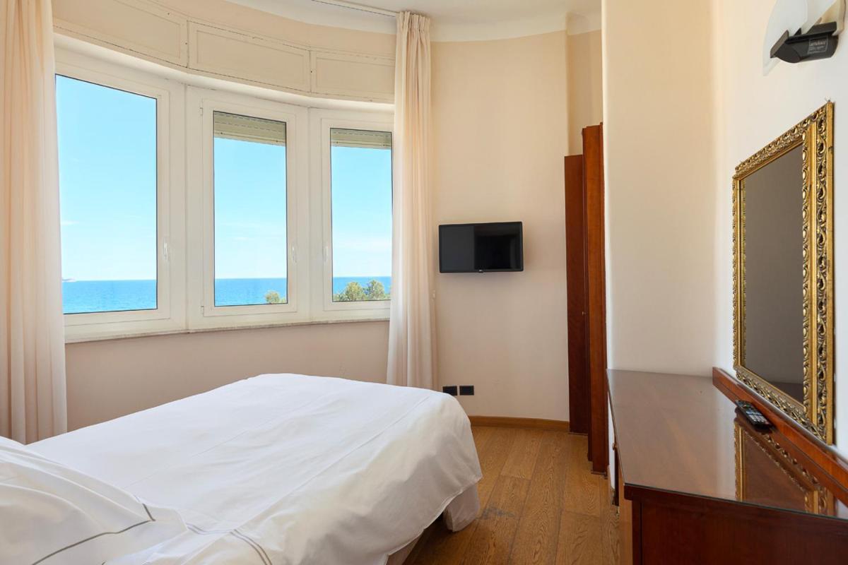 Grand Hotel Mediterranee Алассио Экстерьер фото